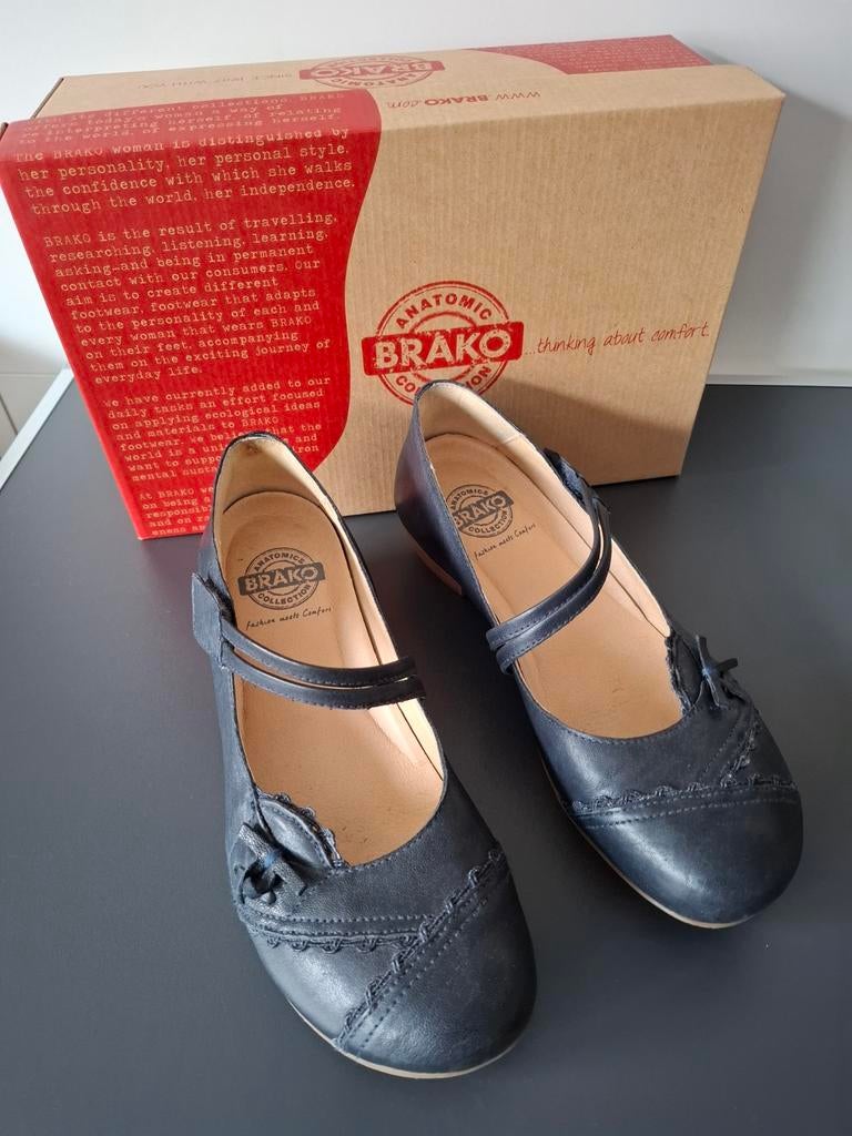 BRAKO - Donkerblauwe damespump met klein hakje - Maat 38, Kleding | Dames, Pumps, Blauw, Ophalen of Verzenden, Zo goed als nieuw