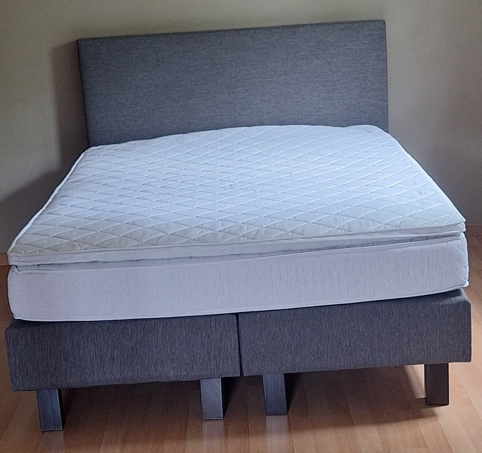 BOXSPRING 140x200cm
€ 200, Huis en Inrichting, Ophalen