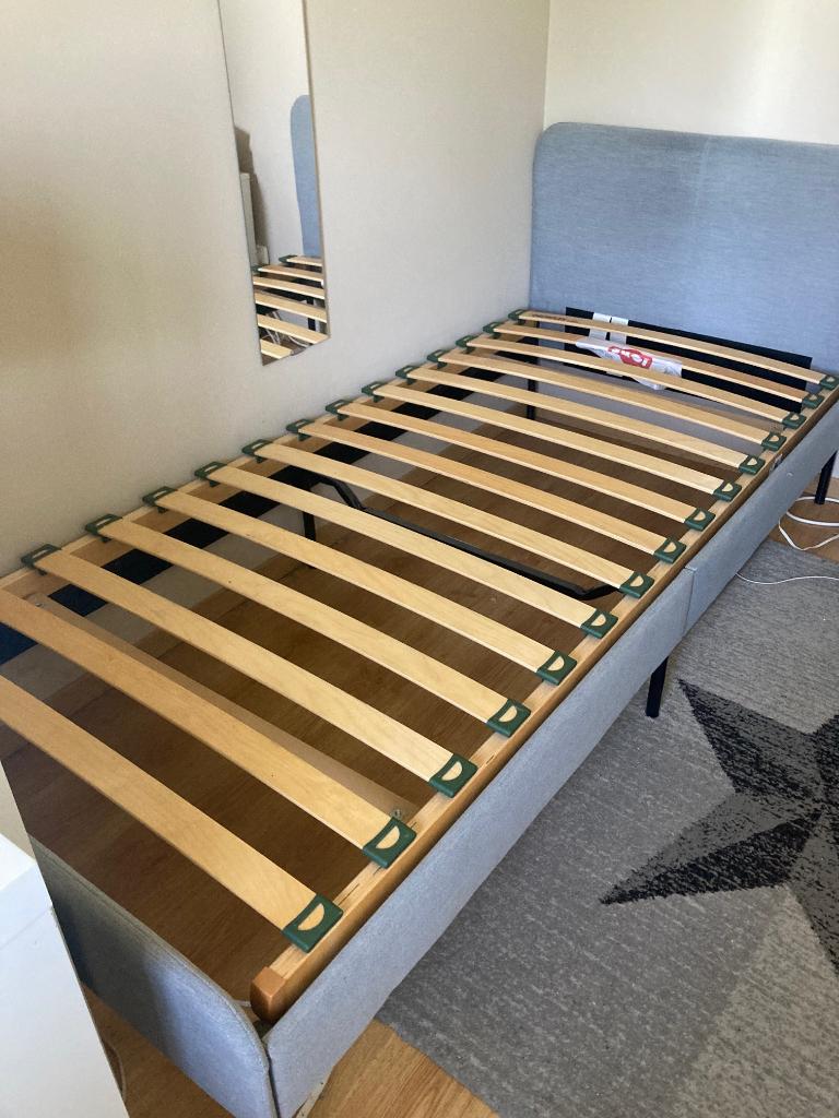 Gestoffeerd 1 persoons bed met lattenbodem 90x200 cm, Huis en Inrichting, Slaapkamer | Bedden, Ophalen, 90 cm, Eenpersoons, Zo goed als nieuw