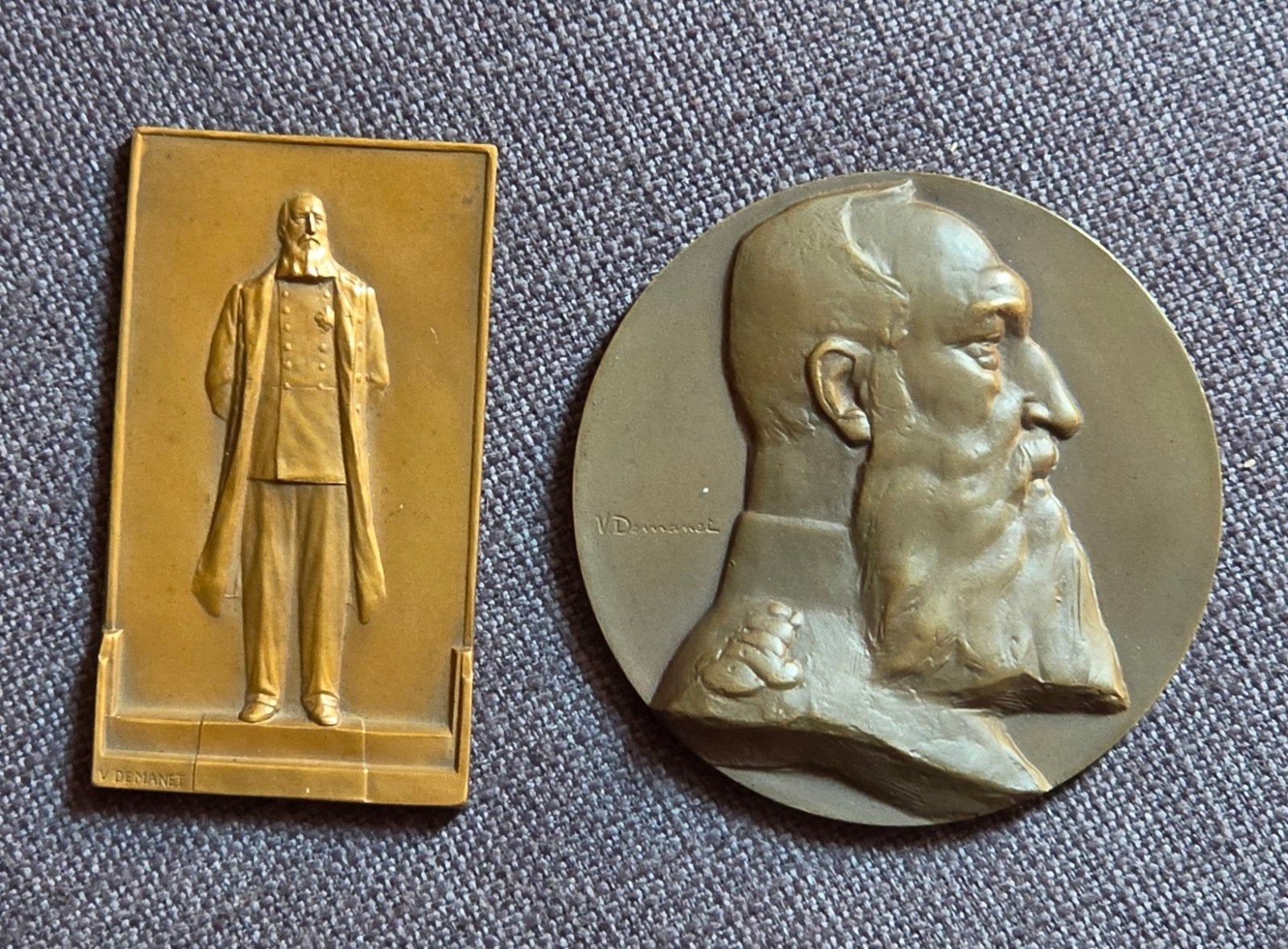 2 médailles au monument du roi Léopold II à Namur (Namur), Timbres & Monnaies, Enlèvement ou Envoi