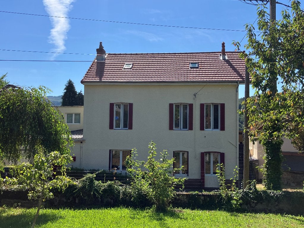Sfeervol vakantiehuis in de Auvergne | instapklaar, Vakantie, 8 personen, 4 of meer slaapkamers, Ardèche of Auvergne, Dorp