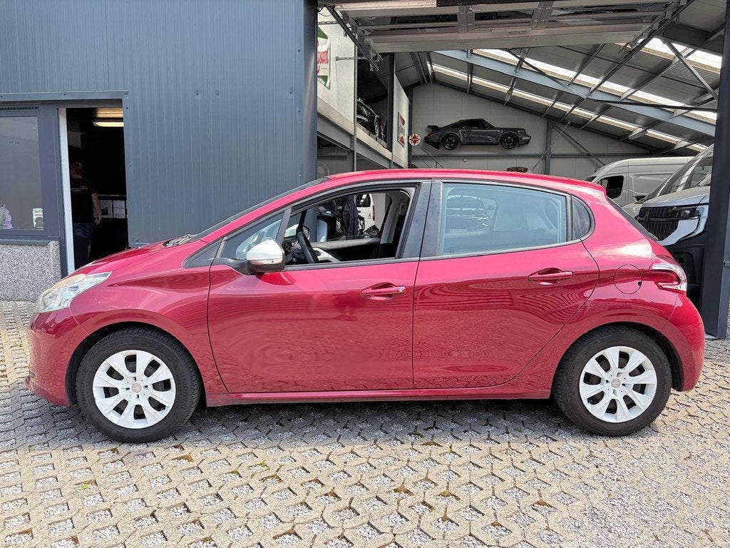Peugeot 208 Benzine - Gereviseerde motor, Auto's, Voorwielaandrijving, Euro 5, Stof, Zwart
