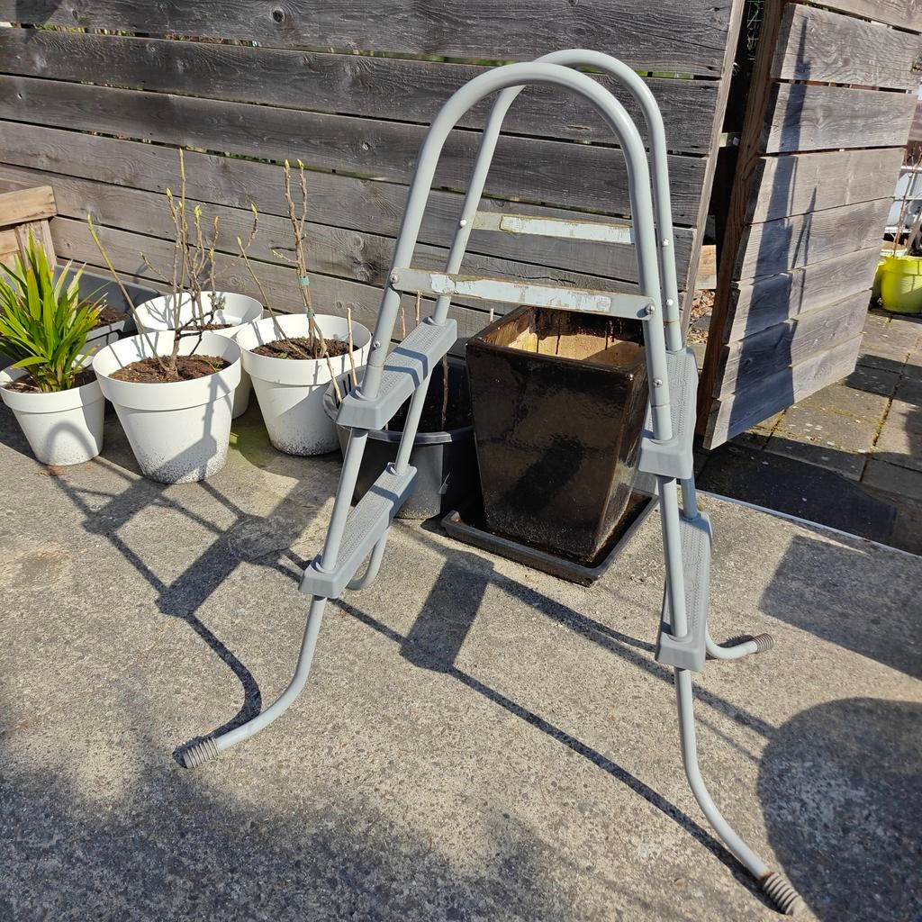 Bestway zwembad ladder, Ophalen
