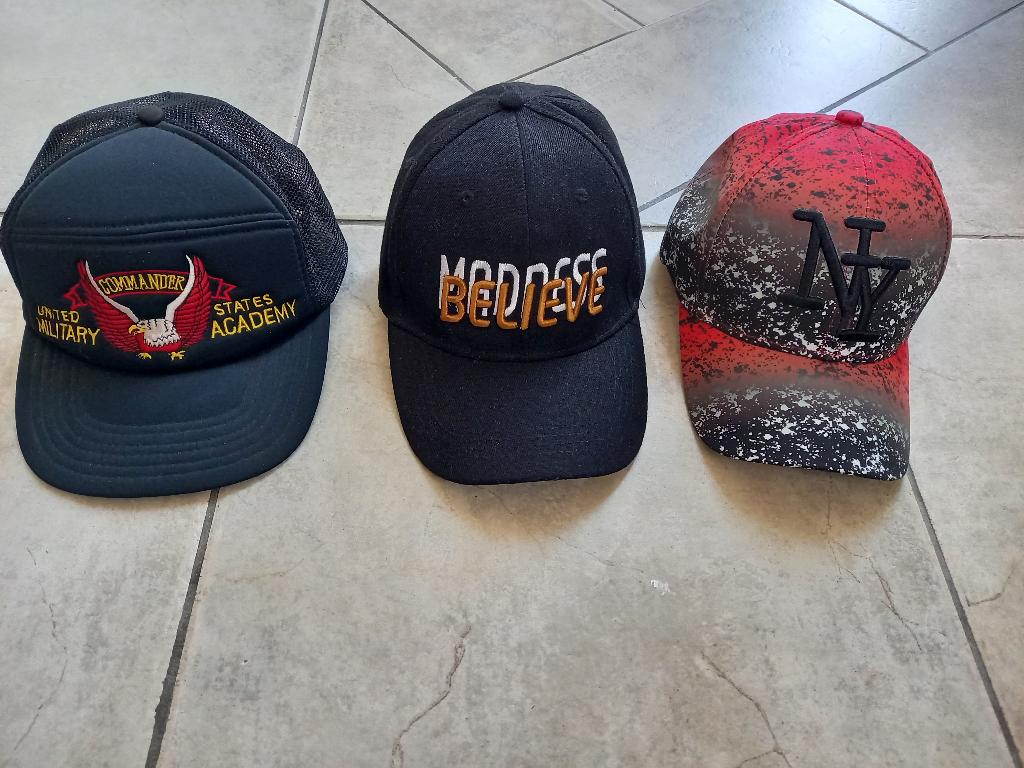 3 casquettes a vendre état neuf, Vêtements | Hommes, Chapeaux & Casquettes, Neuf, Enlèvement ou Envoi, 58 ou 59 cm (L, 7¼ ou ⅜ pouces)