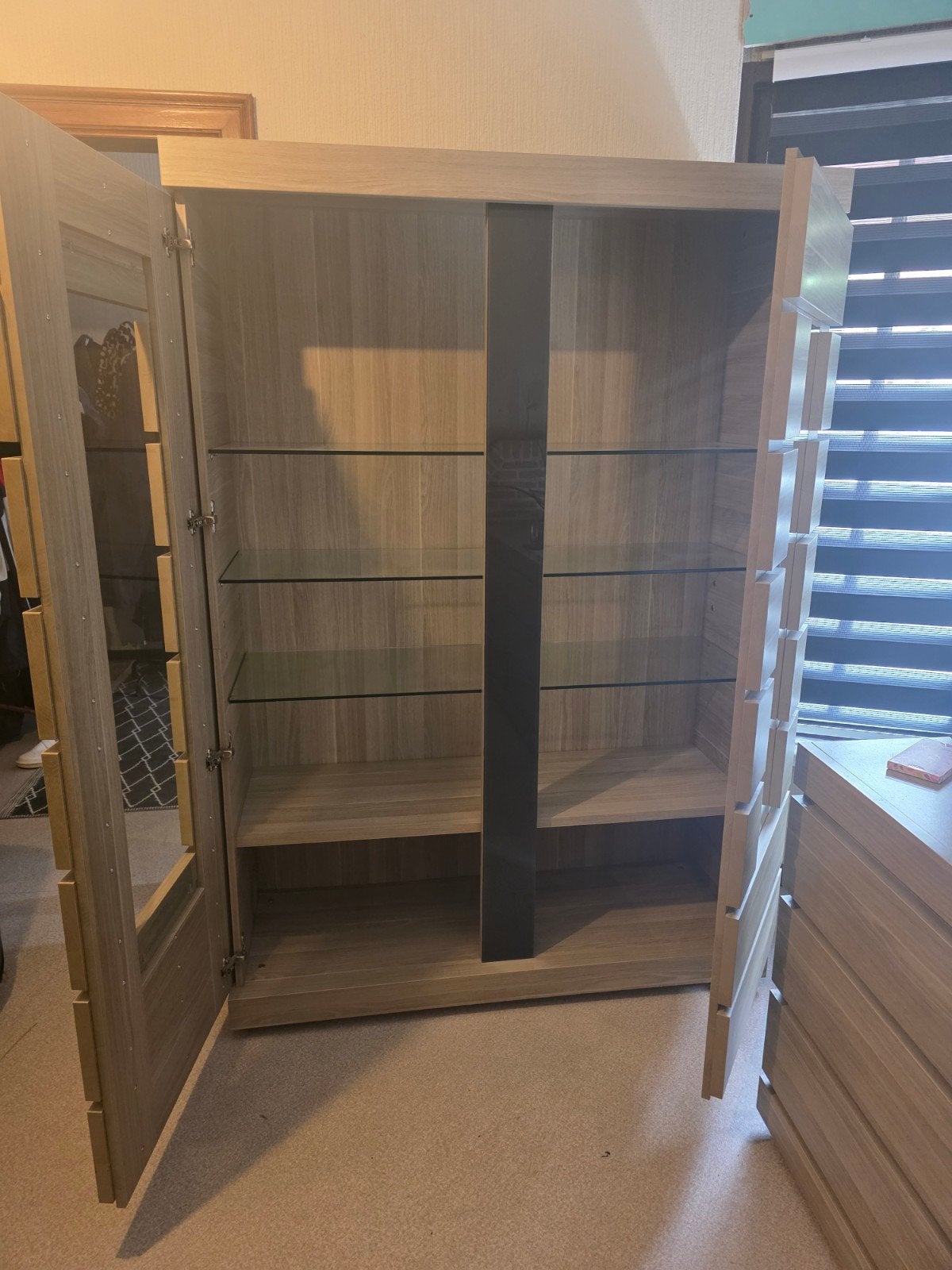 Grande vitrine avec portes vitrées et étagères, Enlèvement, Comme neuf, Chêne, Avec tablette(s)