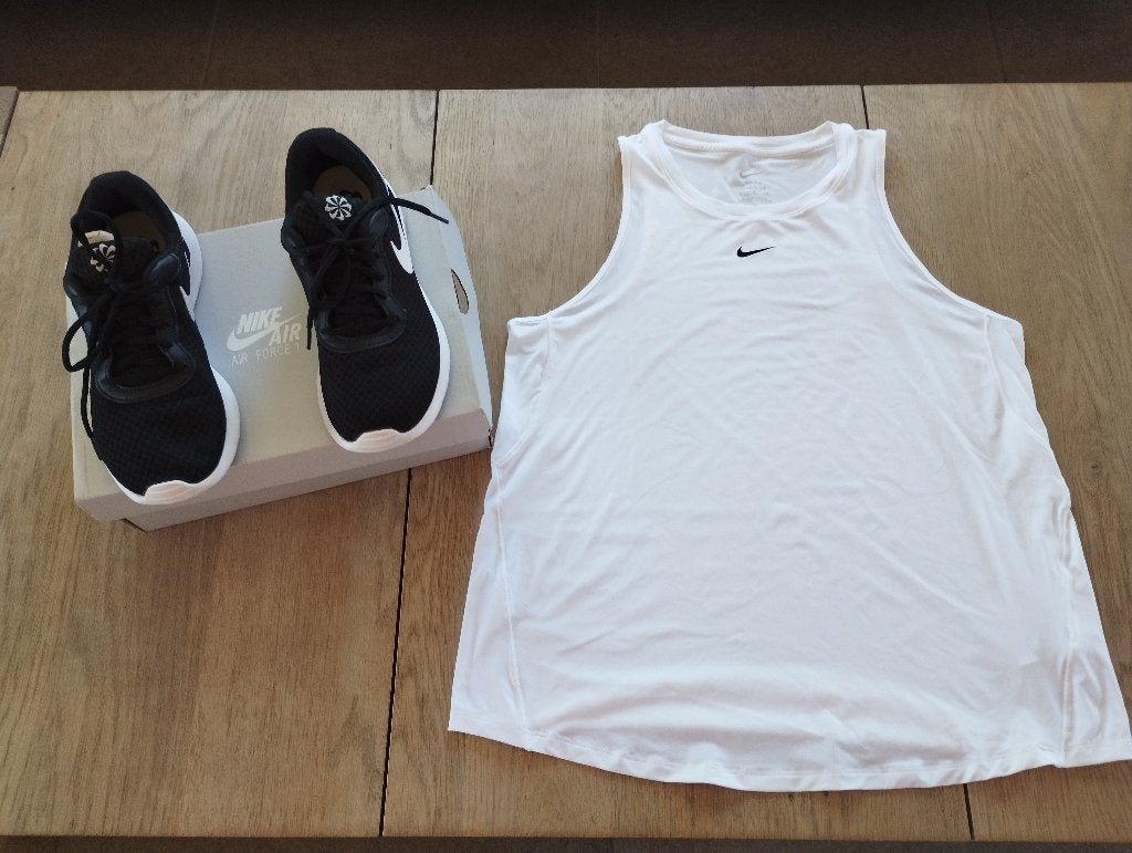 Nike top medium en sneakers 37,5 nieuwstaat, Kleding | Dames, Sportkleding, Nike, Ophalen, Zo goed als nieuw, Overige typen