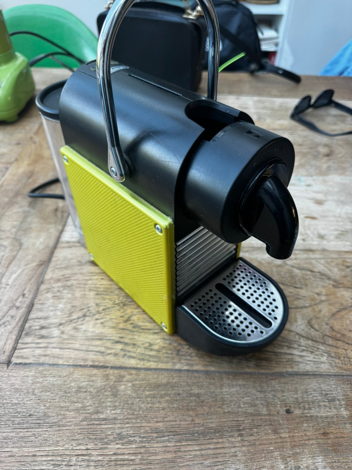 DeLonghi Nespresso + 25 pads, Ophalen, Gebruikt, Espresso apparaat, Koffiepads en cups