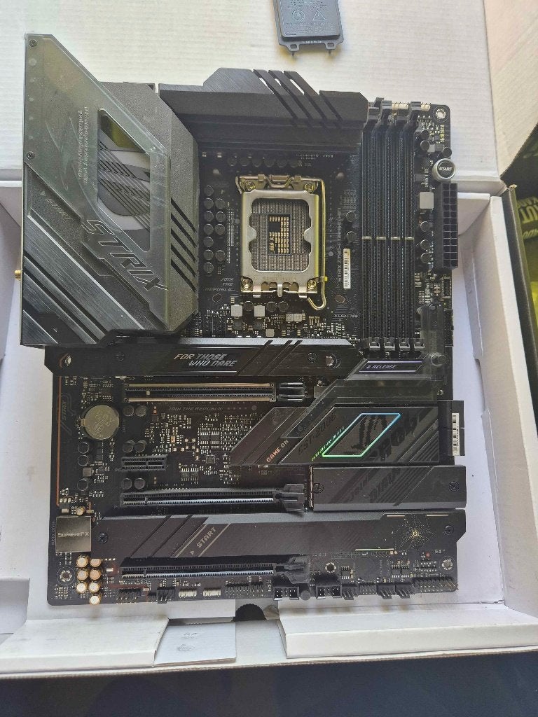 ASUS ROG Strix Z790-F Gaming WiFi – DEFECT, Computers en Software, Ophalen, ATX, Intel, DDR5