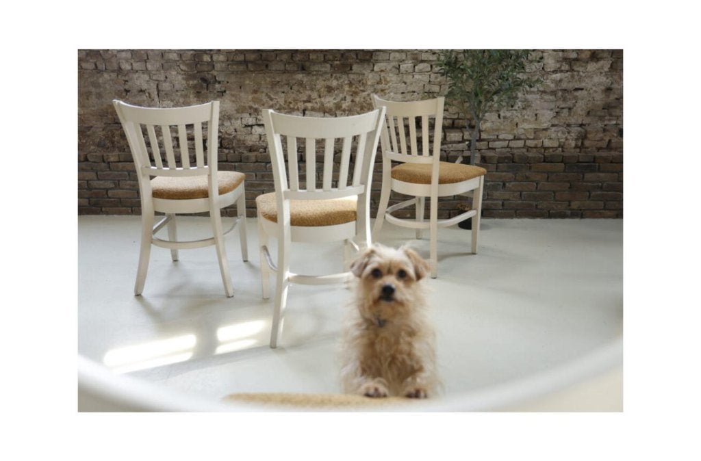 Set van 4 witte bistrostoelen met bouclé zitting, Antiek en Kunst, Ophalen
