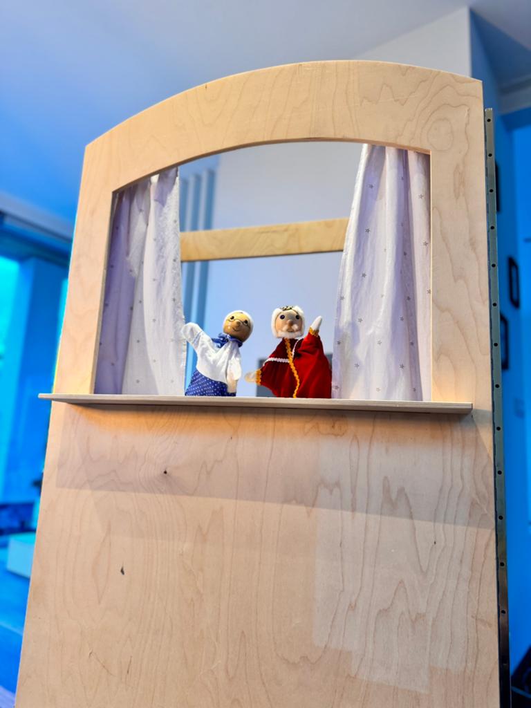 Prachtige poppenkast incl. 9 poppen, Ophalen, Zo goed als nieuw, Overige typen