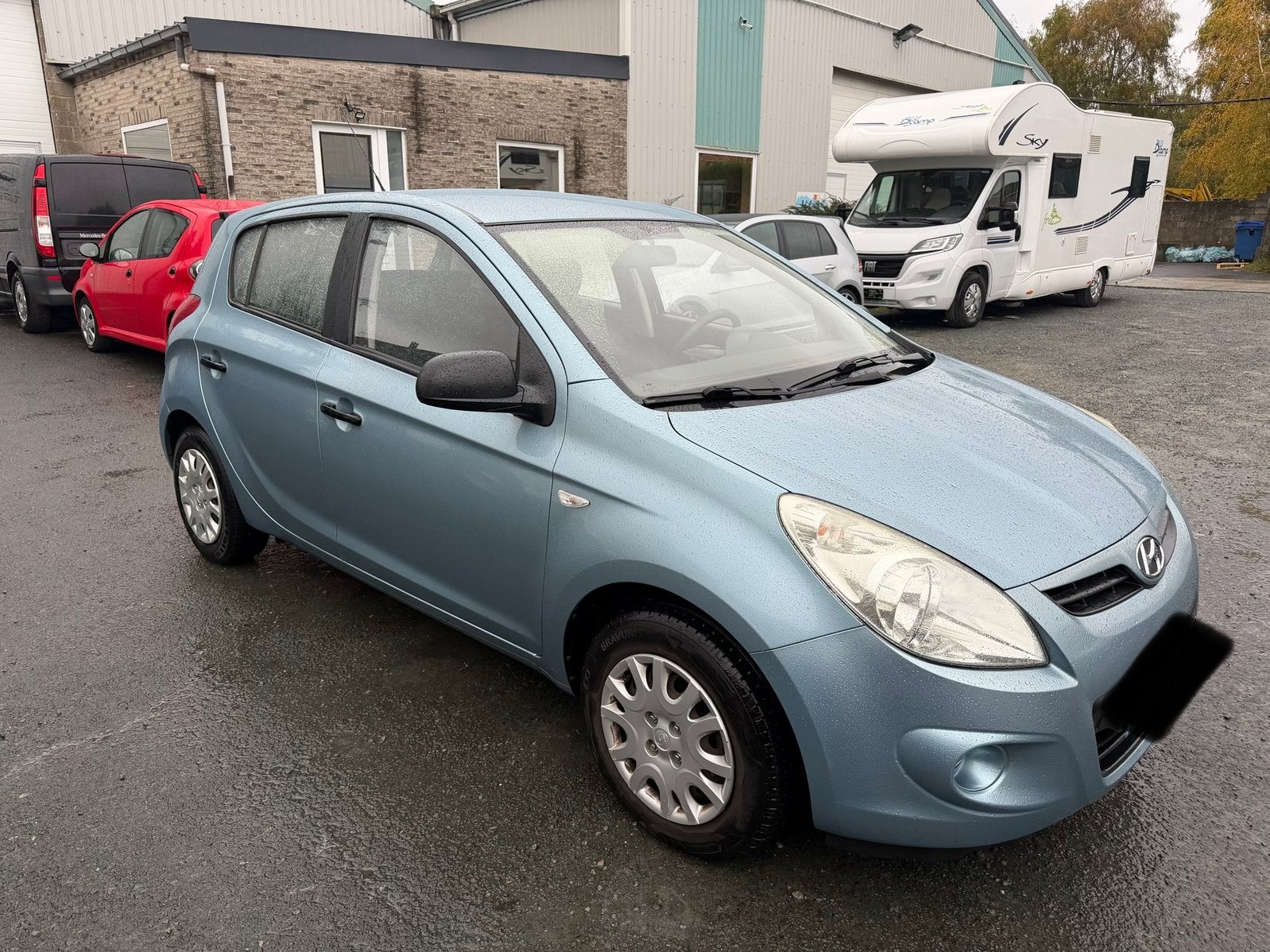 Hyundai i20 benzine met registratieverzoek., Auto's, Euro 5, Stof, Zwart, Blauw
