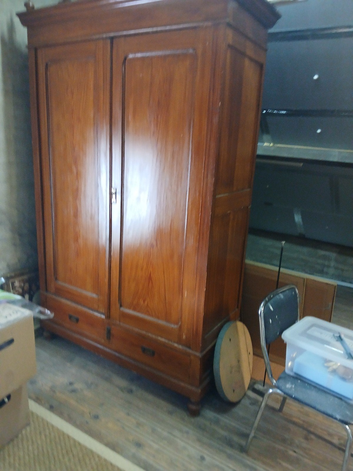 Antieke kleerkast, Ophalen