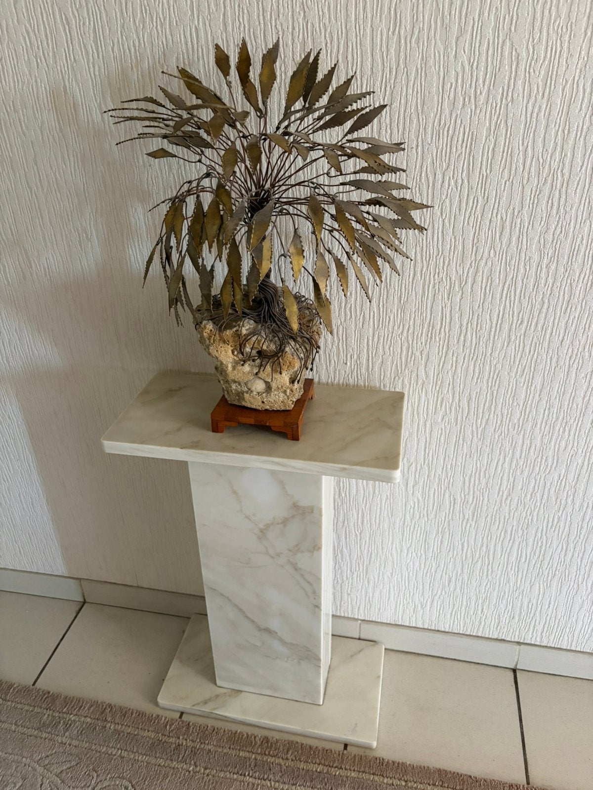 Marmeren  standaard met koperen plant, Ophalen, Zo goed als nieuw