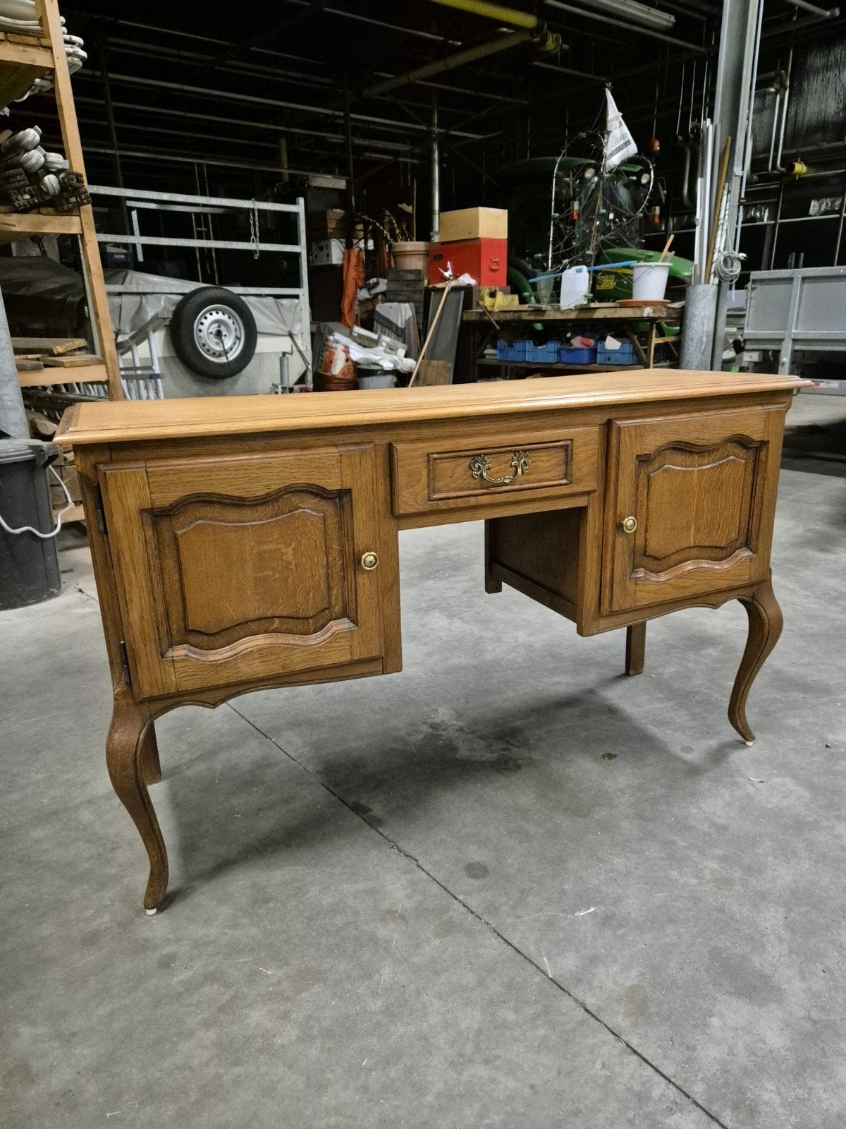 Klassiek Eiken Bureau / Dressoir met Sfeervolle Details, Huis en Inrichting, Gebruikt, Hout, Ophalen of Verzenden, Overige merken
