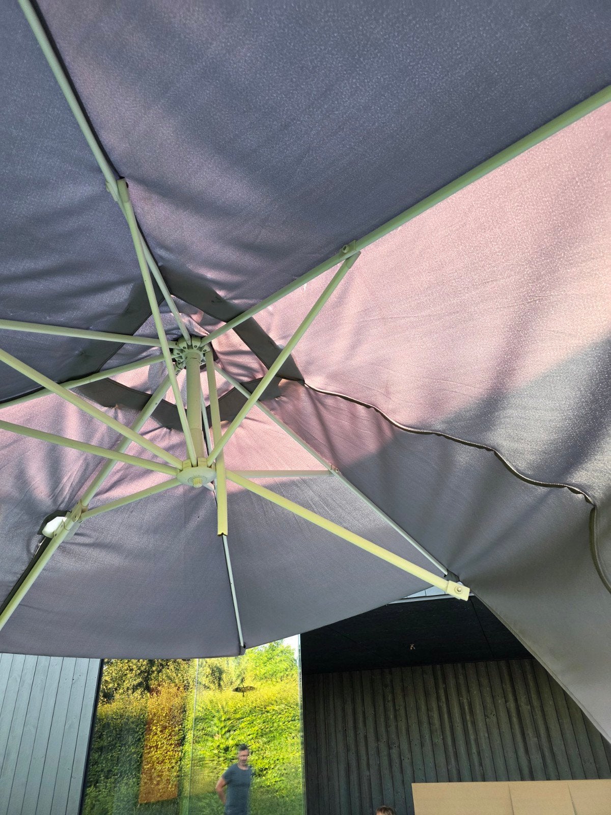 Parasol, met één gebroken arm., Ophalen