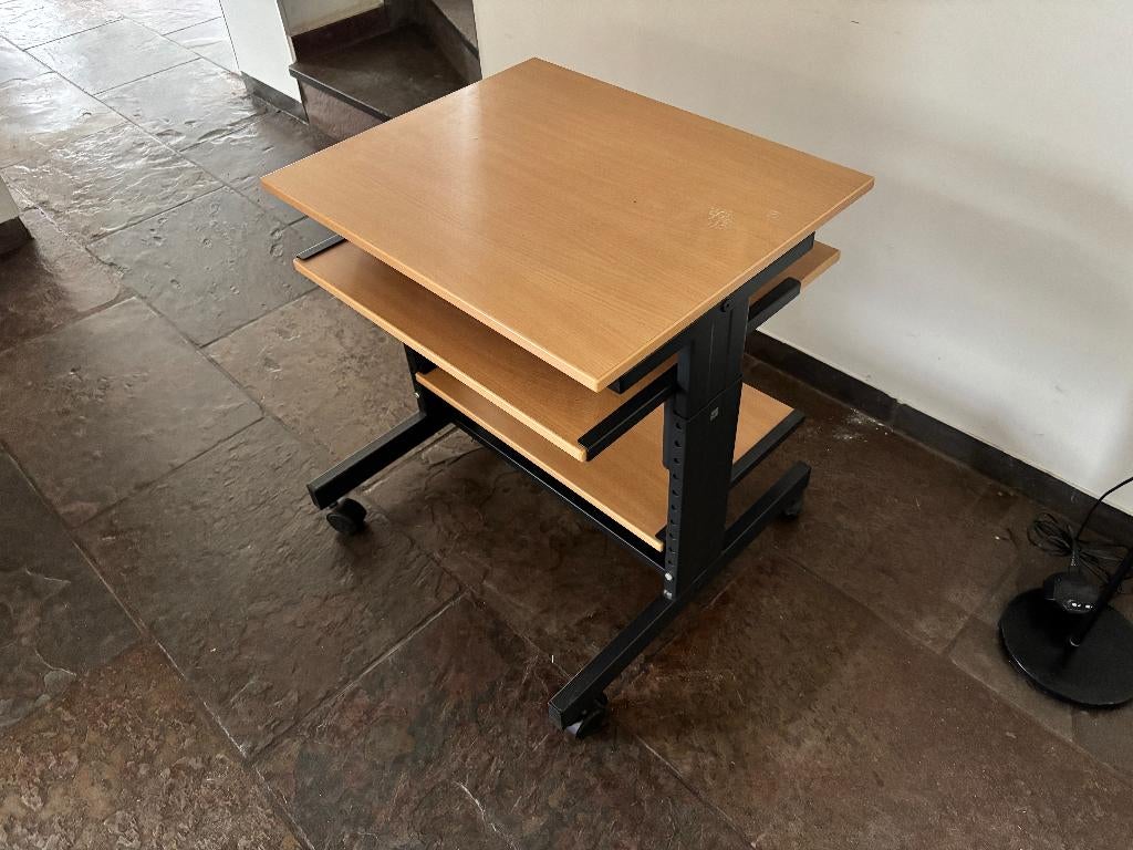 computer en/of printertafel, Ophalen, In hoogte verstelbaar, Zo goed als nieuw