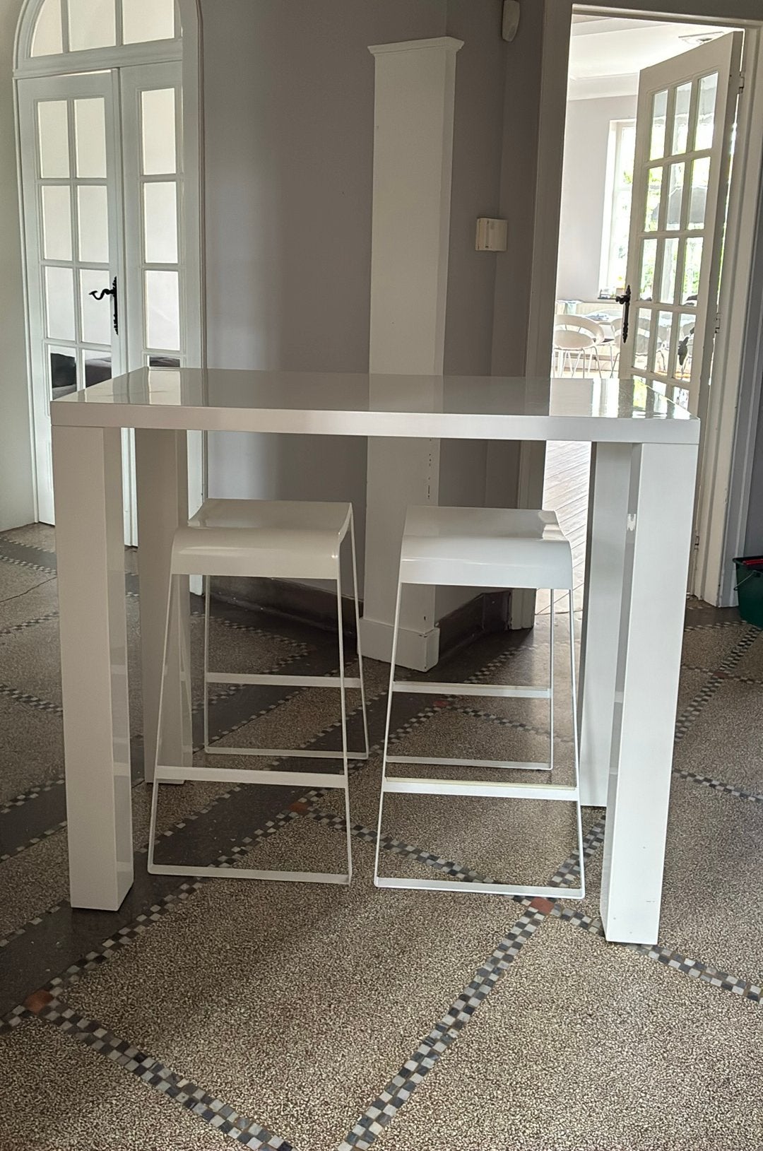 Table blanche brillante avec 2 tabourets, Enlèvement, Comme neuf