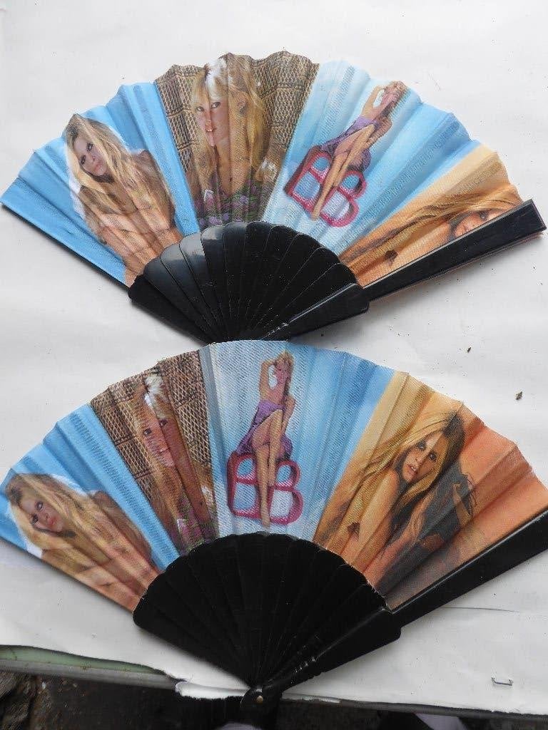 Brigitte Bardot , BB , 2 éventails, Enlèvement ou Envoi, Utilisé, Photo ou Carte