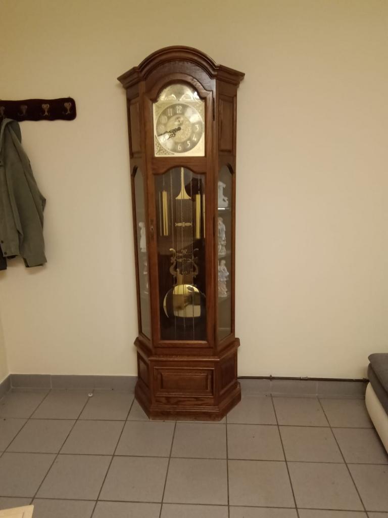 Horloge sur pied avec lumière, Enlèvement