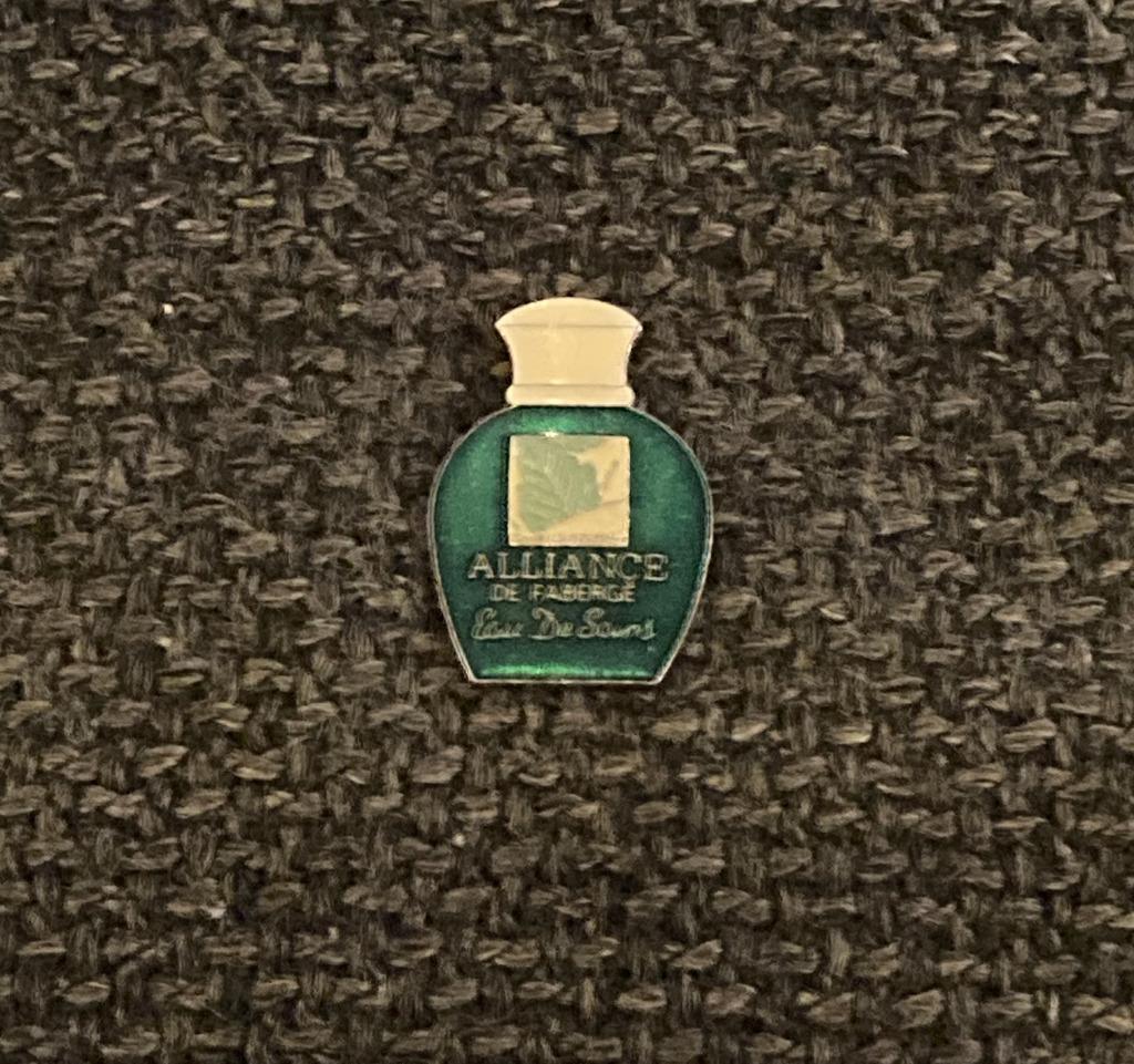 PIN - ALLIANCE DE FABERGÉ - EAU DE SOINS - PARFUM - PERFUME, Collections, Envoi, Utilisé, Marque, Insigne ou Pin's