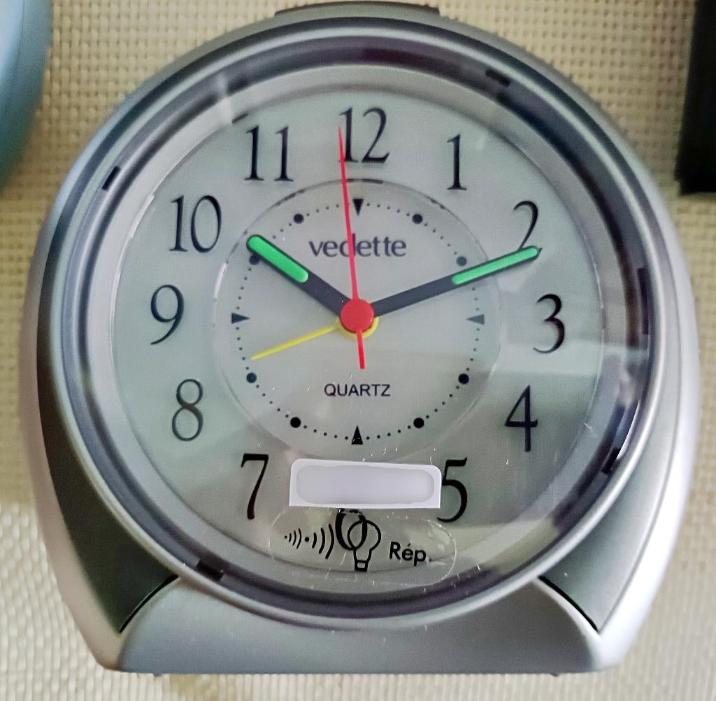 Grand réveil VEDETTE quartz, gris métallisé, lumineux, neuf, Enlèvement ou Envoi, Neuf, Analogique, Réveil ou Horloge