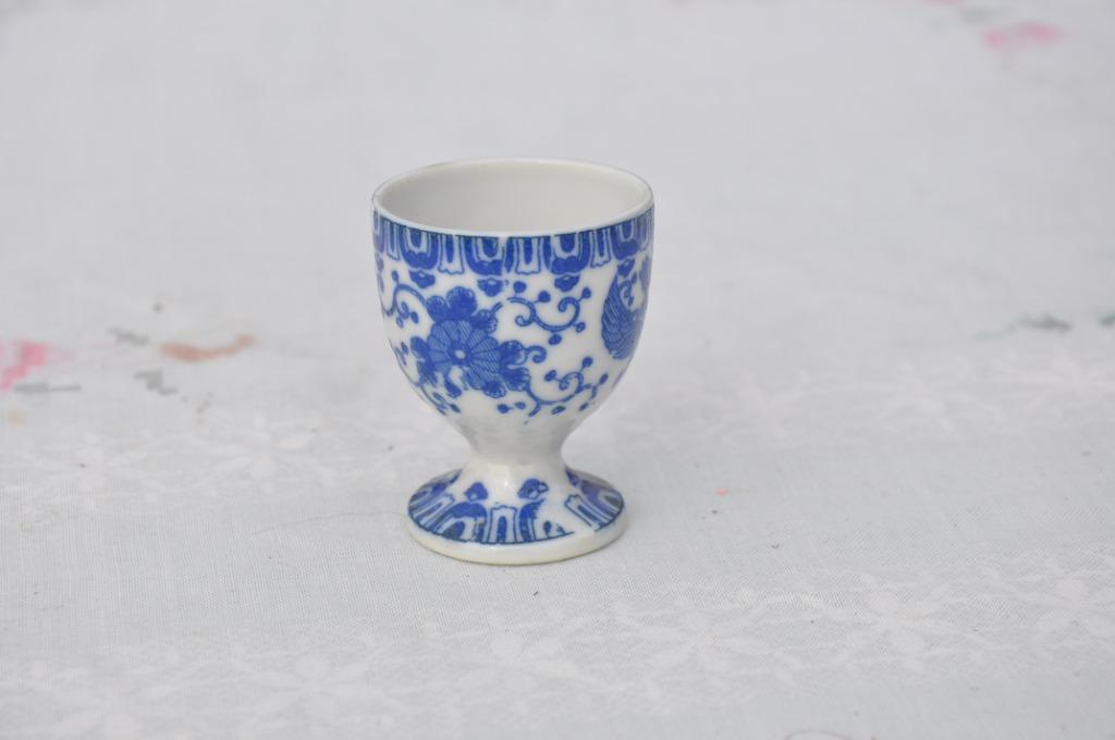 coquetier en porcelaine decor et origine asiatique, Antiquités & Art, Enlèvement ou Envoi