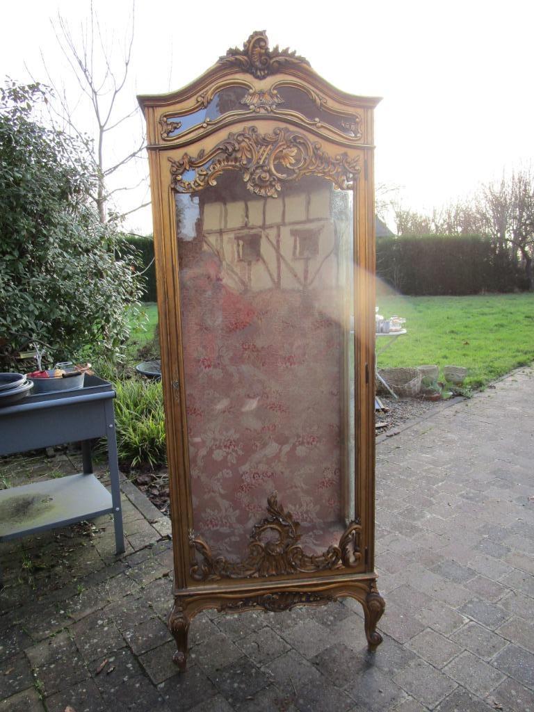 Vitrine dorée de style Louis XV, Enlèvement