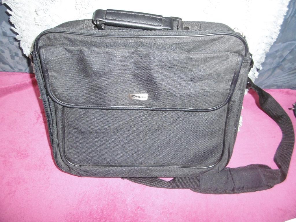 laptoptas zwart merk " targus" met lange riem, Computers en Software, Laptoptassen, Ophalen of Verzenden, 16 inch, Zo goed als nieuw