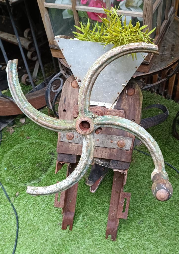 Antieke graanmolen te koop., Enlèvement