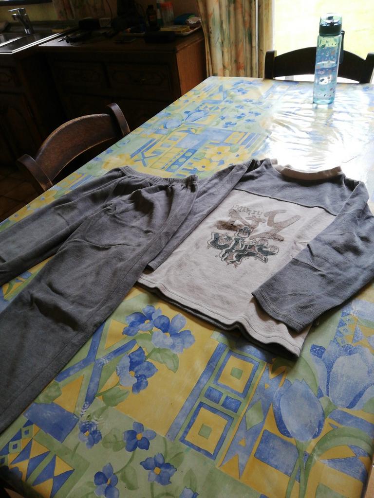 Pyjama garçon vert pâle et beige. Taille 6 ans., Enlèvement ou Envoi, Comme neuf