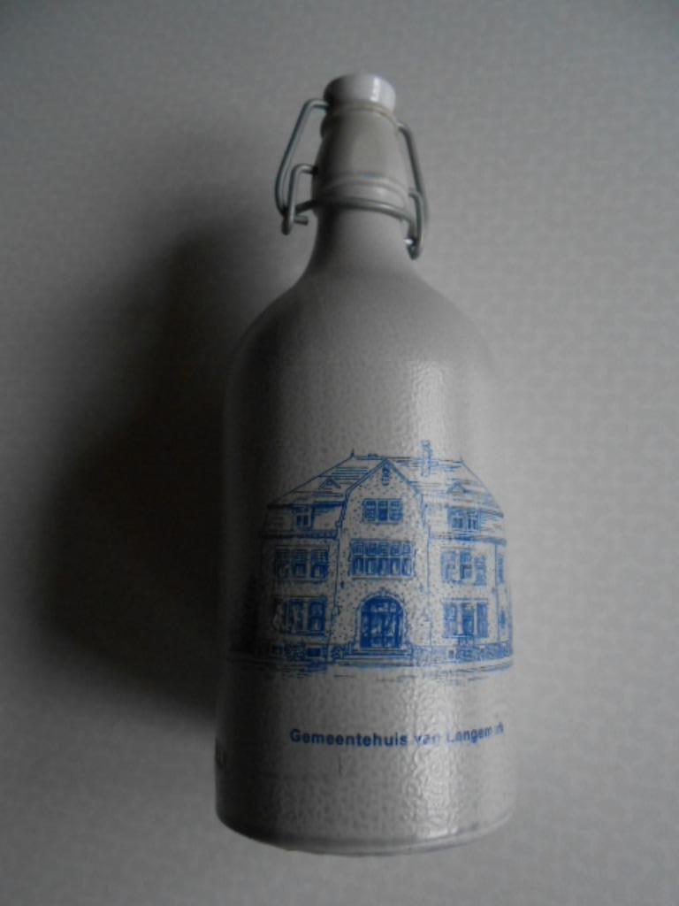 photo sur une bouteille - Hôtel de ville de Langemark, 1980 à nos jours, Enlèvement ou Envoi, Photo, Utilisé