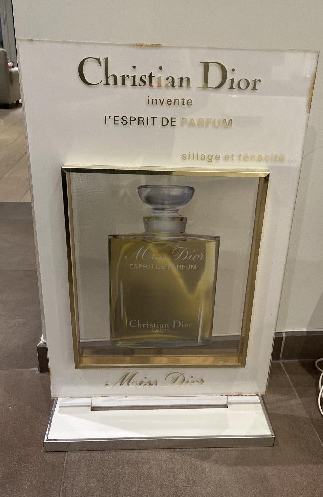 Cadre décoratif Dior, Enlèvement
