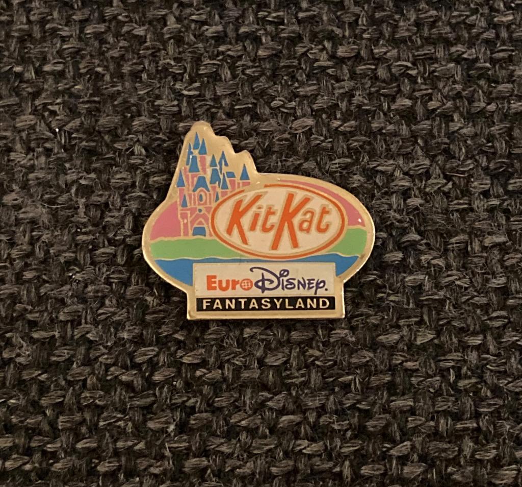 PIN - EURO DISNEY - FANTASYLAND - KITKAT, Verzenden, Gebruikt, Overige onderwerpen, Speldje of Pin