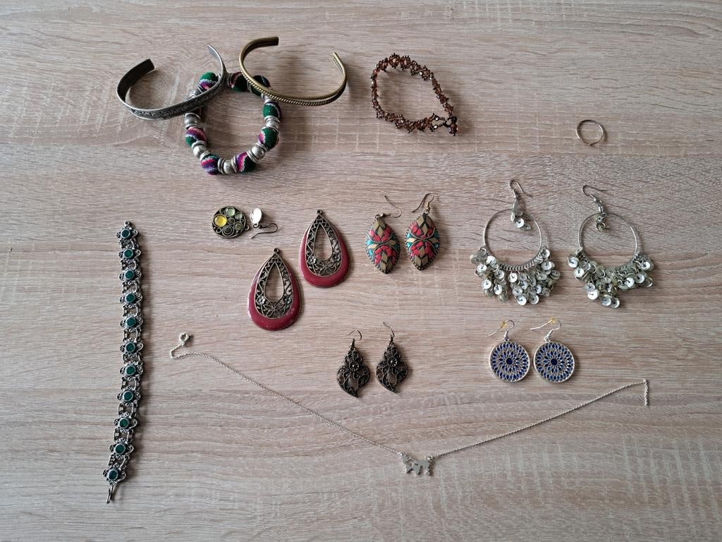 Oorbellen, armbanden en ketting, Ophalen