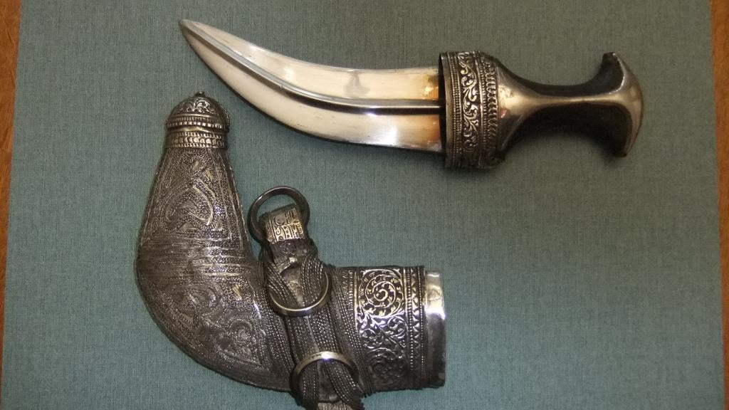 Janbiya in haar schede met gespen, zilverfiligraan, Verzamelen, Ophalen of Verzenden, Overige soorten, Mes of Dolk