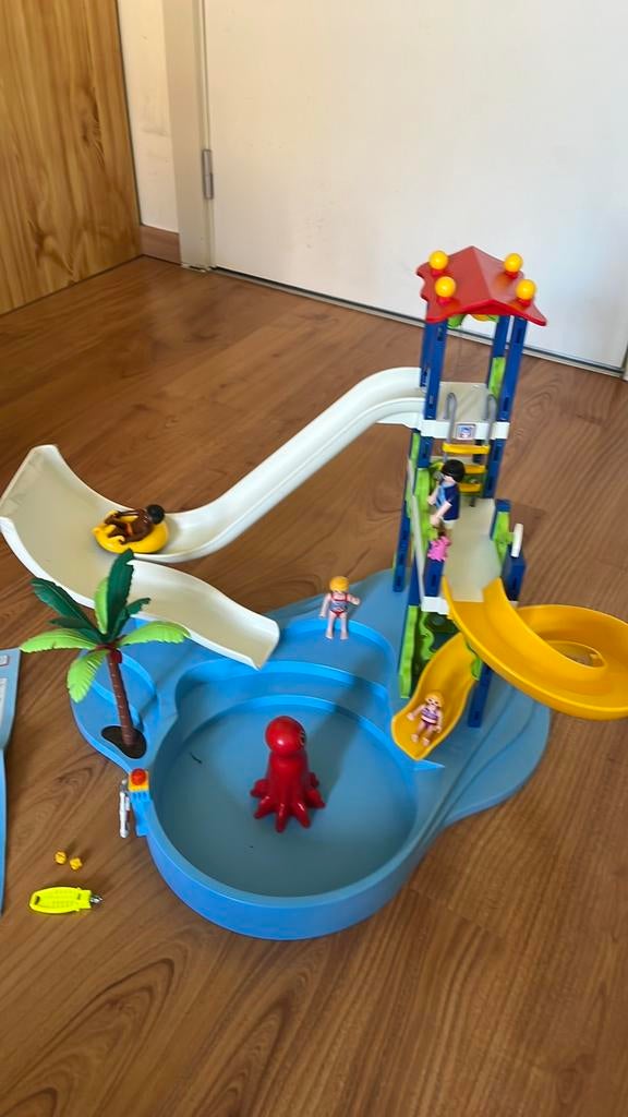 Playmobil zwembad met glijbanen, Kinderen en Baby's, Speelgoed | Playmobil, Ophalen of Verzenden, Zo goed als nieuw, Complete set
