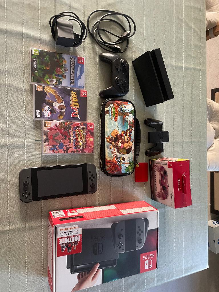 Mooie Nintendo switch met accessoires, Games en Spelcomputers, Spelcomputers | Nintendo Portables | Accessoires, Refurbished, Switch Lite