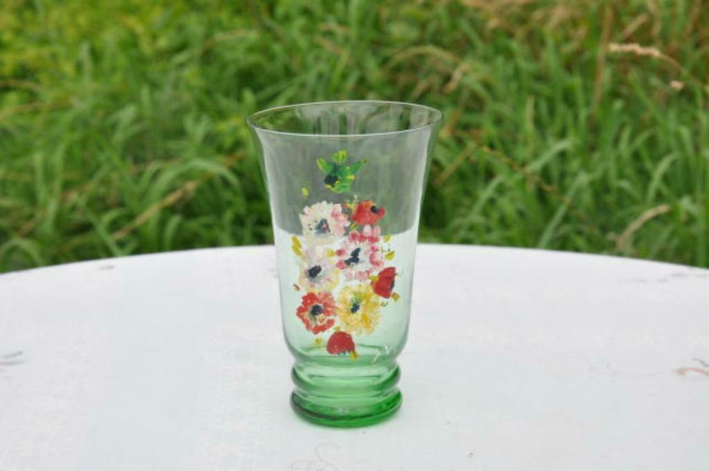 §  vase en verre vert fleurs peint main, Enlèvement ou Envoi