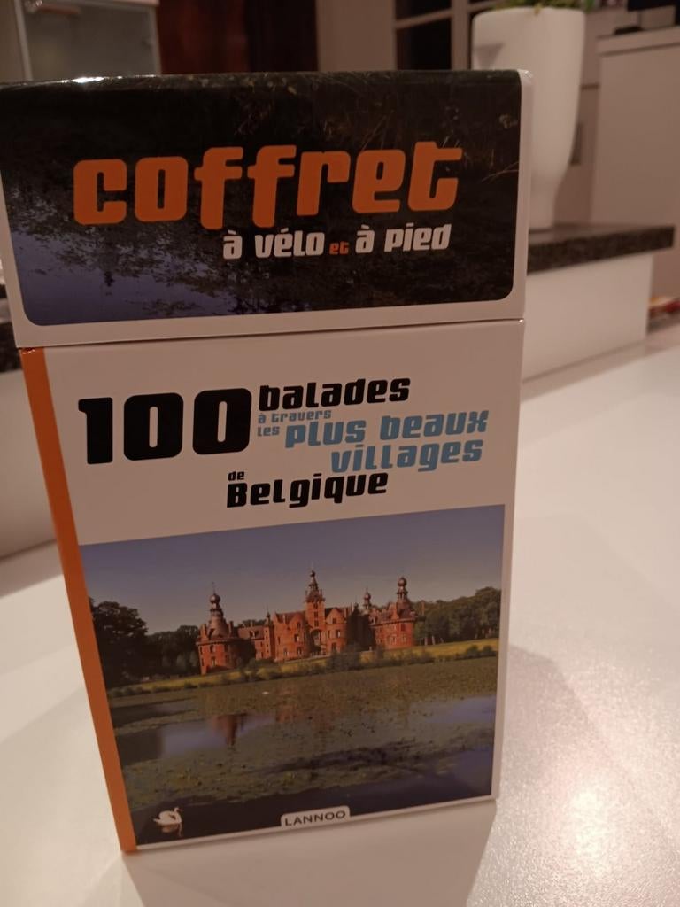 NIEUW - LANNOO Coffret à vélo ... à pied, Ophalen of Verzenden, Nieuw in verpakking