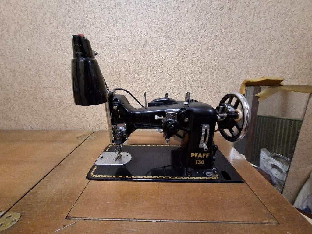 Retro naaimachinekabinet met  Pfaff 130 naaimachine, Enlèvement
