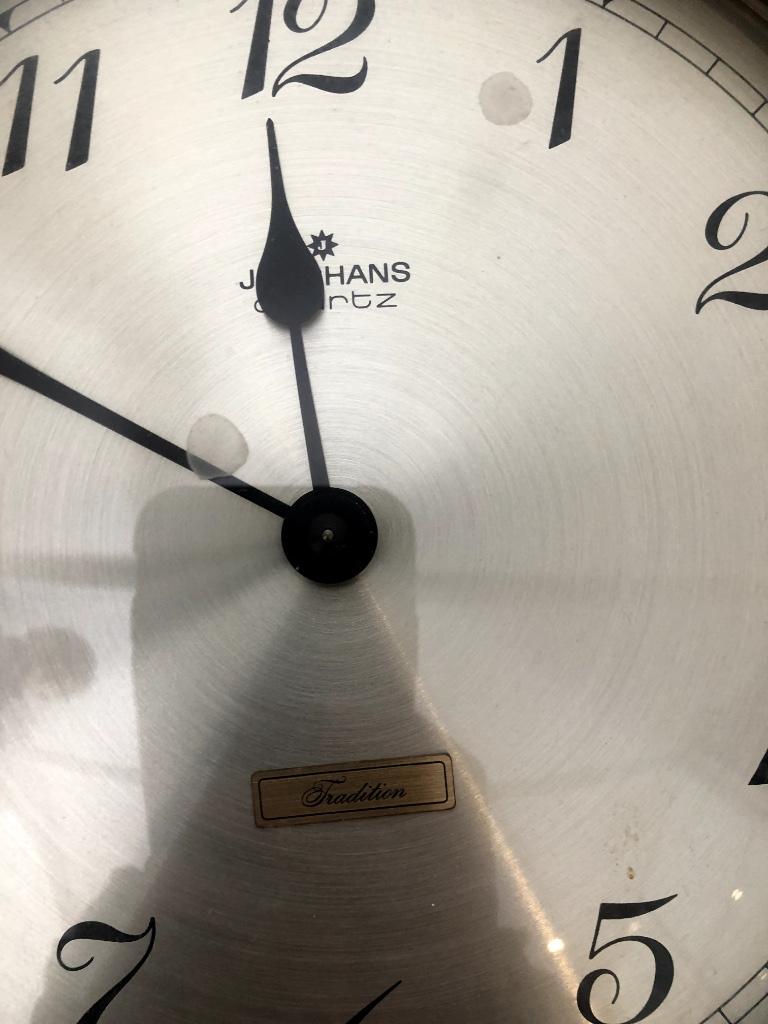 Hangklok Junghans, Enlèvement