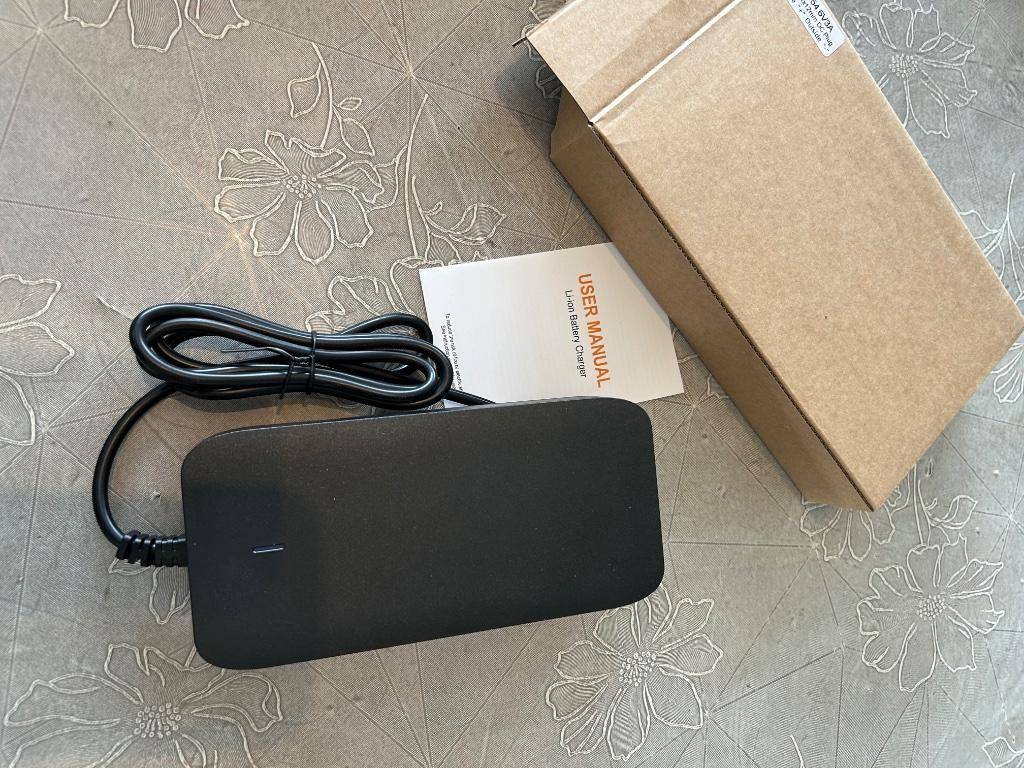 Oplader Fuell Flluid ebike original, Enlèvement ou Envoi, Neuf