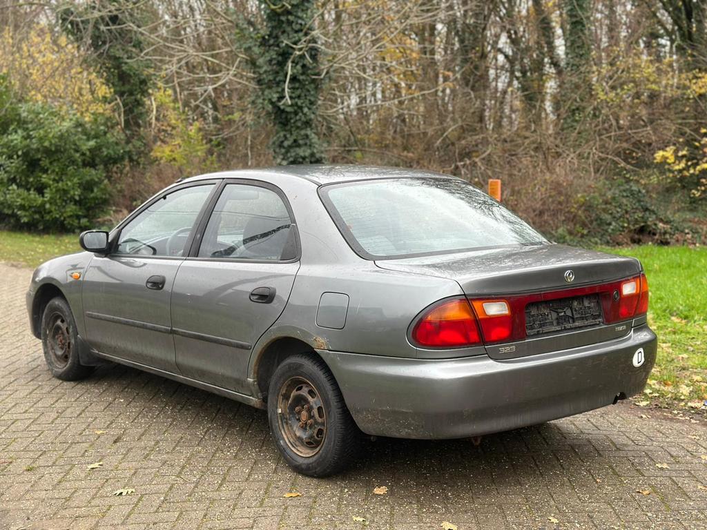 Mazda 323 Benzine automaat  oldtimer 800€ zo meenemen, Auto's, Automaat, Bedrijf, Berline, 5 deurs