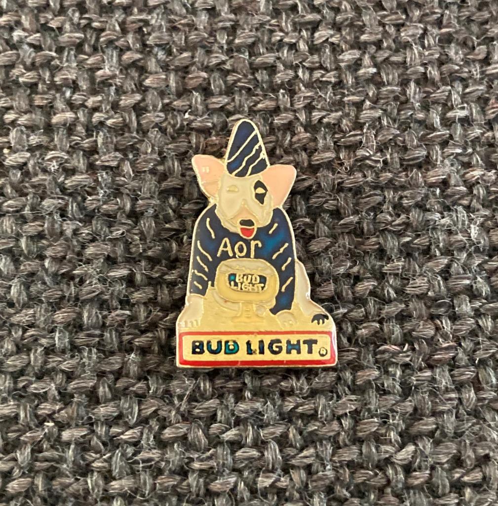 PIN - BUD LIGHT - BIER - BEER - BIÈRE, Verzamelen, Verzenden, Gebruikt, Merk, Speldje of Pin
