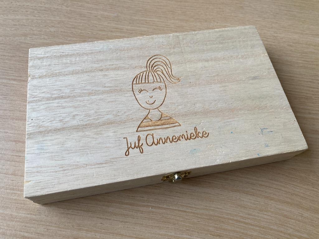Houten kistje met 'Juf Annemieke' in gegraveerd, Hobby en Vrije tijd, Ophalen of Verzenden, Gebruikt, Overige typen