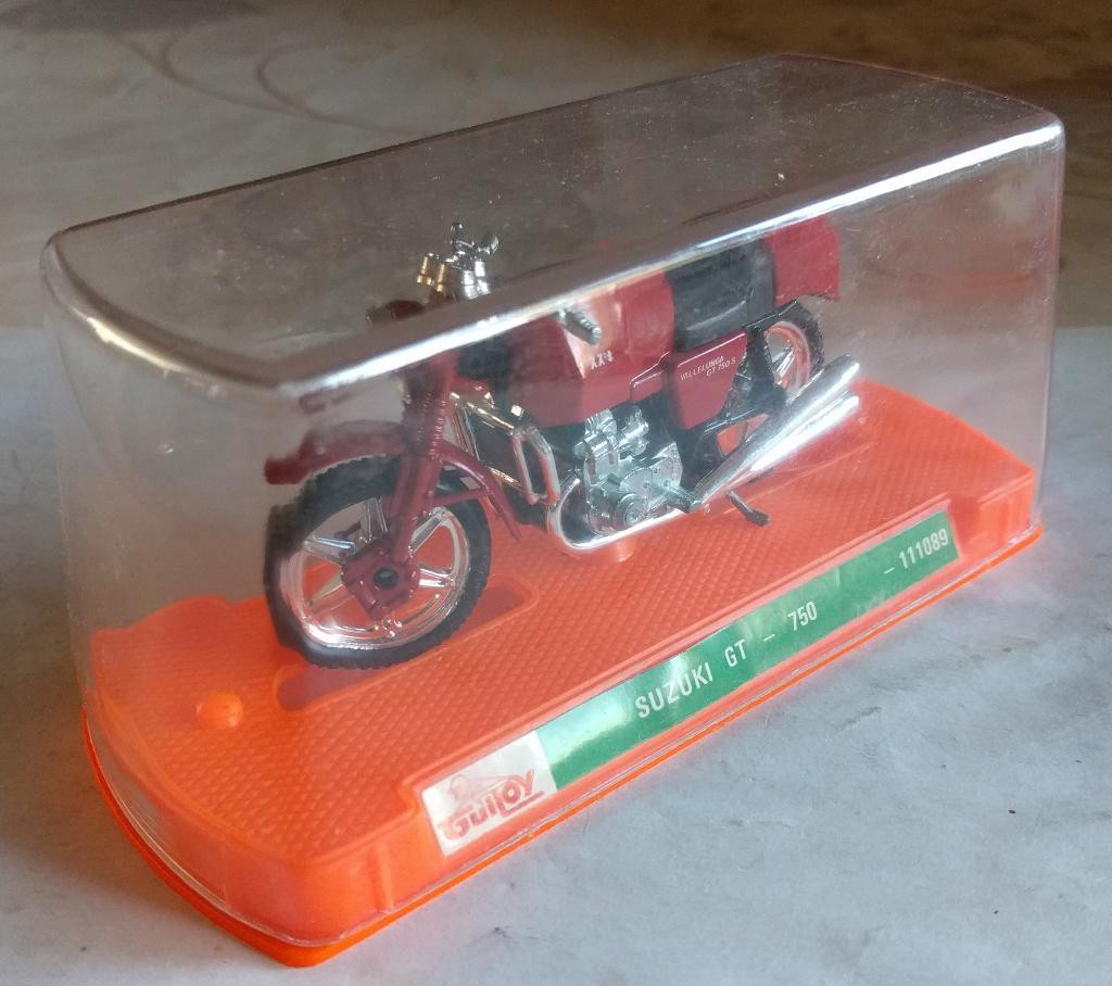 Guiloy Suzuki 750 GT 1/24, Ophalen, Zo goed als nieuw, Motor, Overige merken