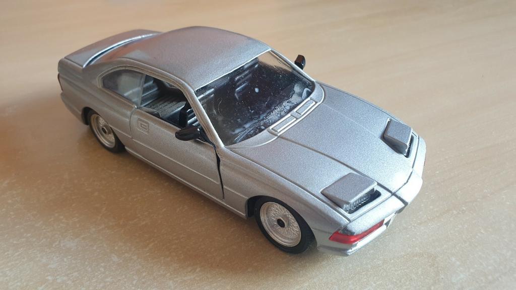 BMW 850 , schaal 1/18, perfecte staat, Ophalen of Verzenden, Zo goed als nieuw