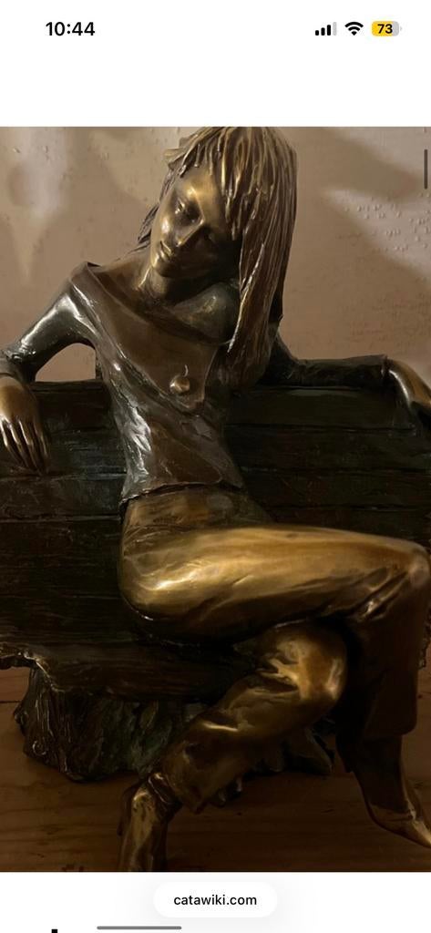 Beeld dame zittend op bank, Enlèvement, Bronze