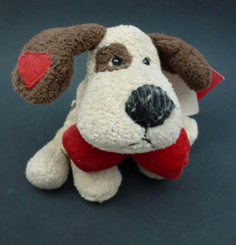 knuffel Valentijn hondje Russ met 2 hartjes, Kinderen en Baby's, Speelgoed | Knuffels en Pluche, Ophalen of Verzenden, Zo goed als nieuw