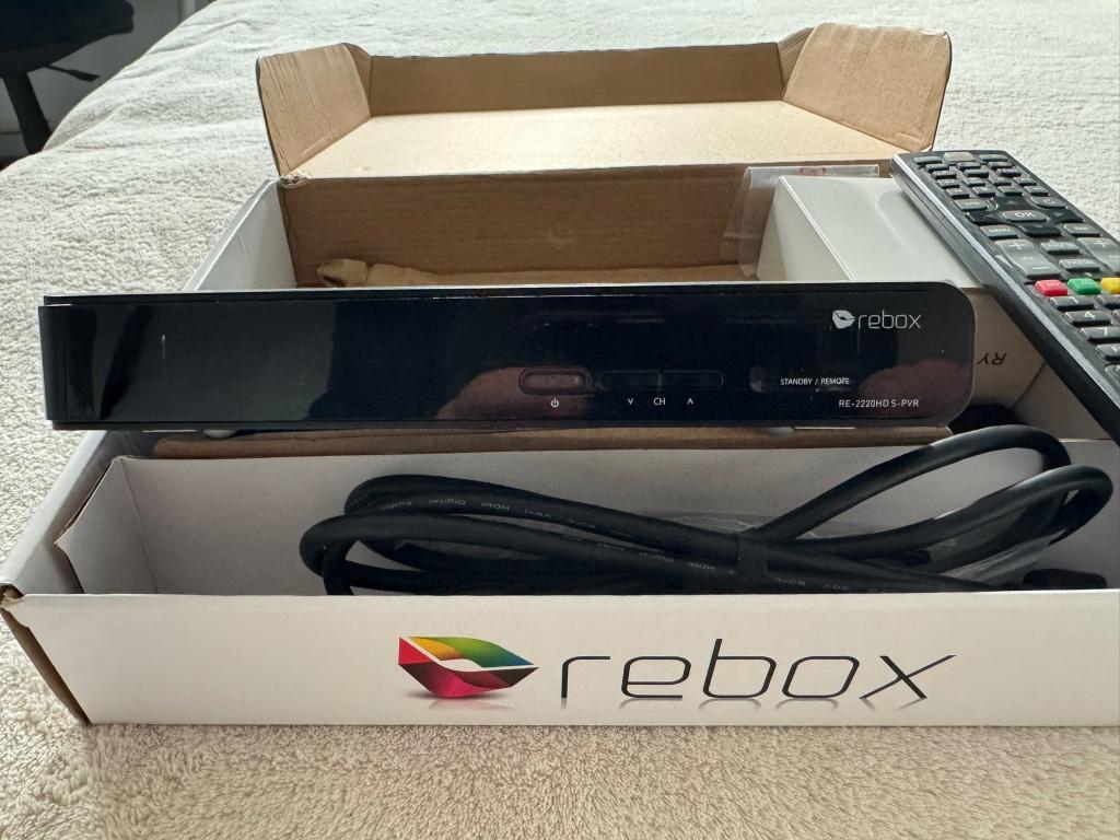 Satellietontvanger Rebox op 220 volt en 12 volt, Ophalen of Verzenden, Zo goed als nieuw